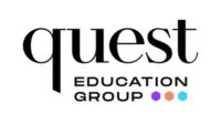 Étudiants créant des jeux vidéo avec des ordinateurs chez Quest Education
