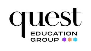 Étudiants créant des jeux vidéo avec des ordinateurs chez Quest Education